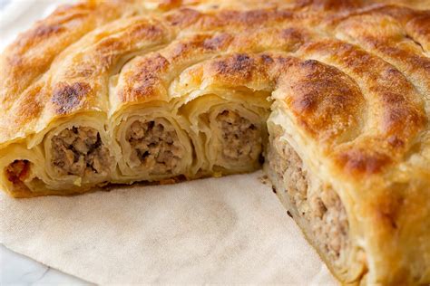 Tematsko foto: Burek s slovenskim mesom