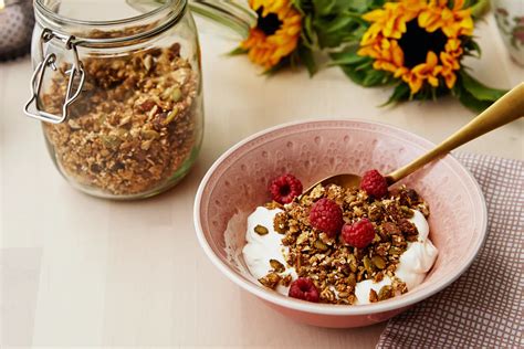 priprava mešanice za LCHF granola ploščice, kjer se mešajo čokolada, arašidovo maslo, granola in semena