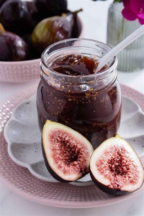 Thematic photo of figs and fig jam