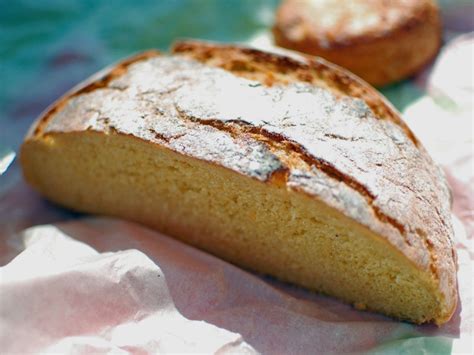 razrezan koruzni kruh, ki prikazuje strukturo