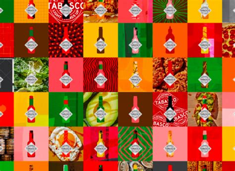 Tematska fotografija stekleničk Tabasco omake na mizi