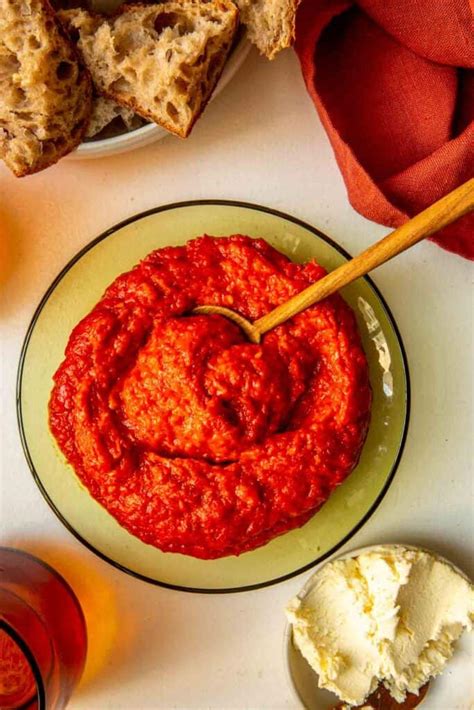 Infographic showing different textures of ajvar, from fine paste to coarse mash with visible pieces