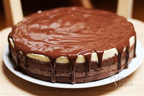 končana čokoladna torta s piškoti, prelivom in okrasjem