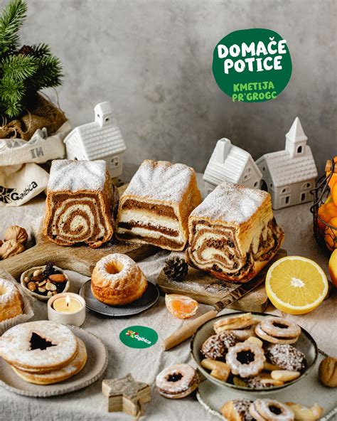 Tematska fotografija sveže pečene, narezane potice