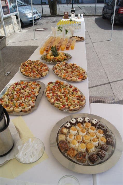 Fotografija profesionalno postavljenega catering bifeja z različnimi mesnimi in vegetarijanskimi prigrizki