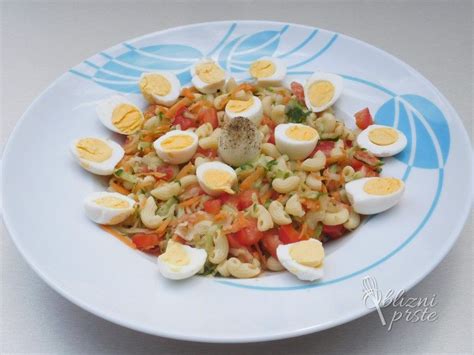 Ilustracija poletne sestavljene solate s testeninami in zelenjavo