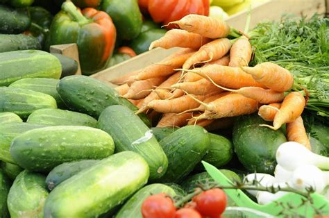 Narezana zelenjava za solato: kumare, paradižniki, paprika, čebula