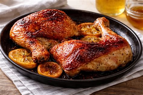 Popečeni koščki piščanca v ponvi