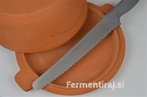Priprava ričeta v glineni posodi, primerni za peko v krušni peči