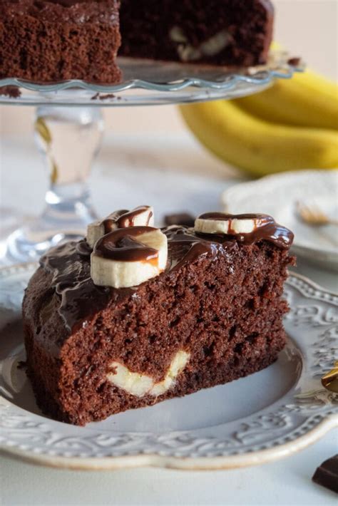 Slika čokoladnega biskvita z bananami