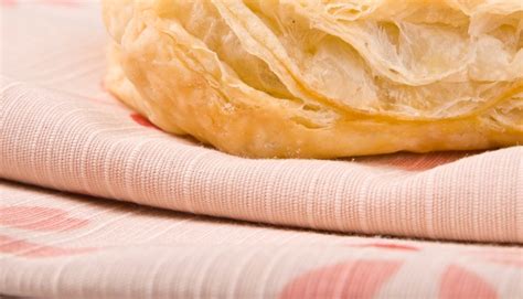 Prikaz postopka ovijanja mesne štruce v listnato testo