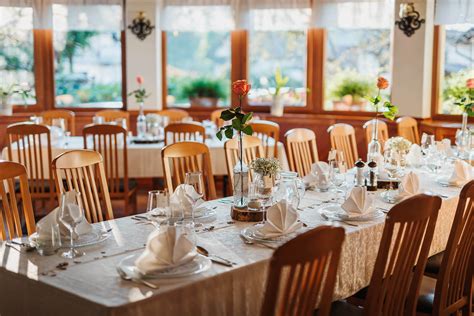 panoramski pogled na Gostilno Repnik z vrtom in ribnikom