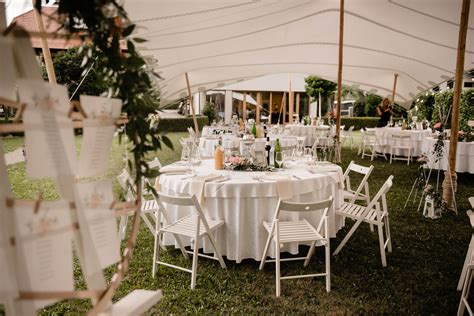 fotografija idiličnega vrta Gostilne Repnik z ribnikom