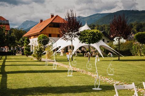 notranjost ene od stilsko opremljenih sob v Penzionu Repnik