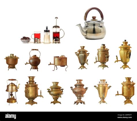 Samovar s skodelicami čaja in tradicionalnimi ruskimi piškoti