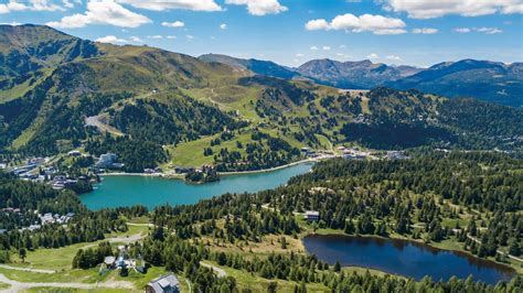 Panoramski pogled na Turracher Höhe in jezero Turracher See