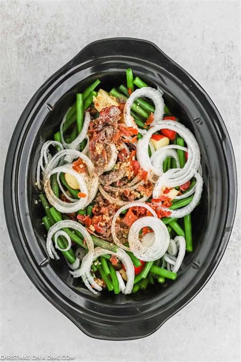 Picture of stewed pork with green beans in a pot
