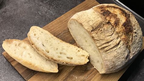 Diagram: Primerjava teksture kruha, pečenega z drožmi in s kvasom, poudarek na večjih luknjicah in boljši strukturi.