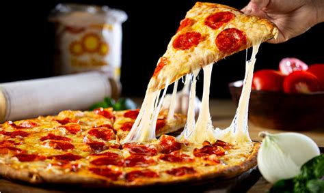 Tematsko foto: pizza s sirom, ki se topi