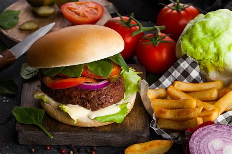 Klasičen ameriški hamburger s pomfritom