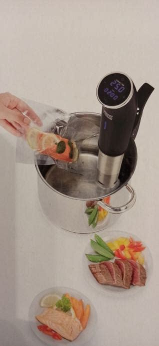 Ilustracija principa delovanja sous vide kuhalnika: vakuumsko zapakirana hrana v vodni kopeli pri kontrolirani temperaturi.