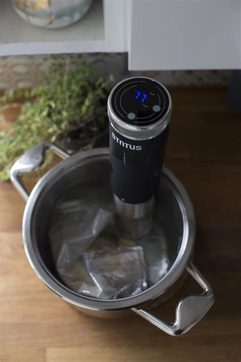 Fotografija naprednega večnamenskega počasnega kuhalnika z vključenimi funkcijami sous vide in parnega kuhanja.