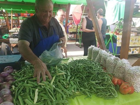 Sveži stročji fižol na tržnici