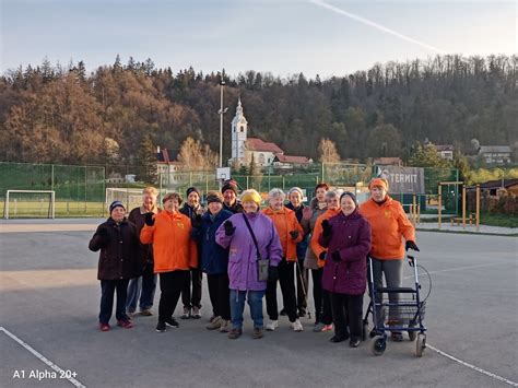 Tematska fotografija osebe v puhovki v hladnem okolju