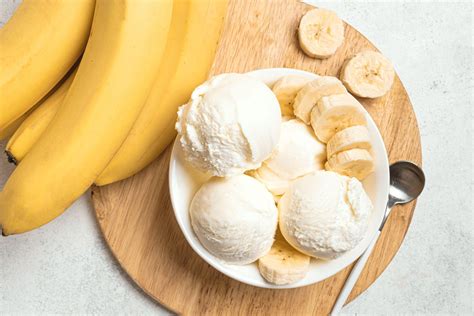 Infografika z zdravimi sestavinami za sladoled: banana, skuta, jagodičevje