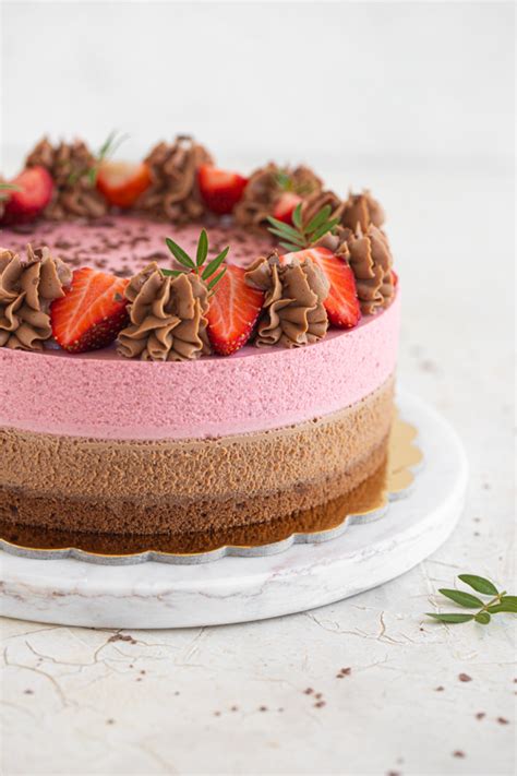 dekorirana torta z lešniki in čokolado