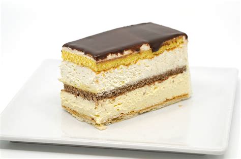 Fotografija: elegantna rezina torte z gladkimi plastmi, strjenimi z agar-agarjem