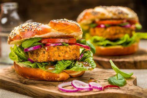 tematsko foto: veganski fižolov burger s svežo zelenjavo in omakami