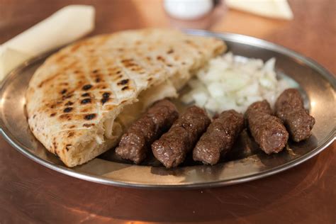 Različni hitri prigrizki, kot so kebab, burger in čevapčiči, značilni za slovensko in balkansko kulinariko