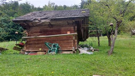 Zunanji videz restavracije Stara Kašča s teraso in okolico