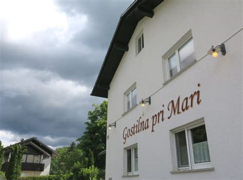 Fotografija prazne Gostilne Muršič, ki nakazuje zaprtje