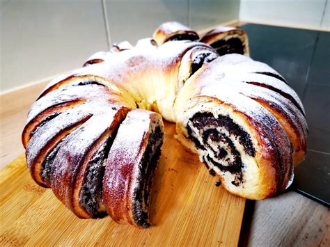 Slika raznovrstnih sladkih kvašenih dobrot