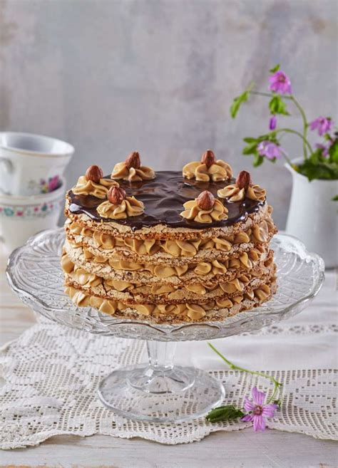 fotografija čokoladne torte s kavno kremo in dekoracijo