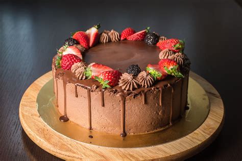 fotografija čokoladne torte z rdečim sadjem