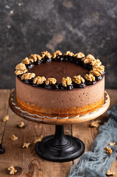fotografija bogate čokoladne torte z orehovim biskvitom