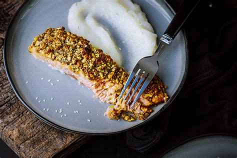 Ilustracija svežega fileja lososa, pripravljenega za peko.