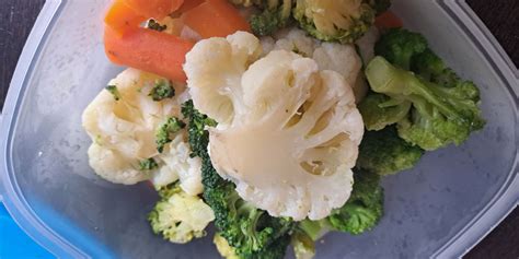 Pisana mešanica dušene zelenjave (brokoli, paprika, korenje) v ponvi.