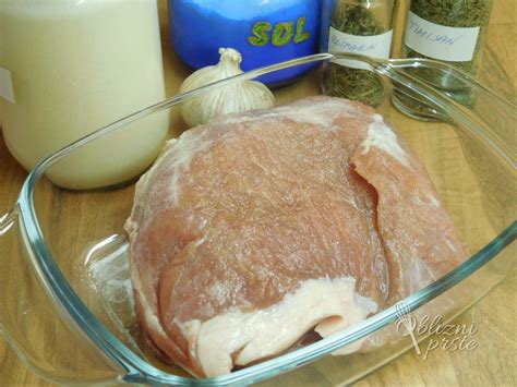 priprava svinjske pečenke z začimbami in česnom