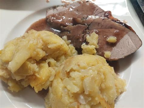 pečen krompir ob svinjski pečenki