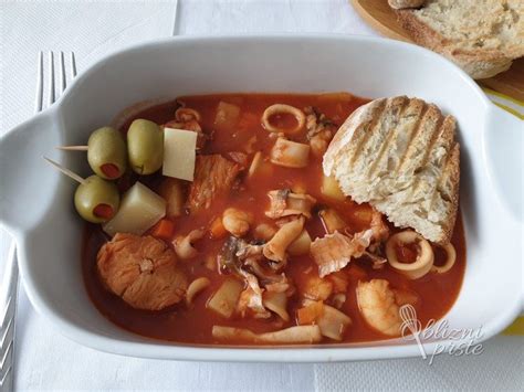 Sestavine za pripravo ribje juhe: sveže ribe, raki, školjke, korenje, koromač, česen in zelišča
