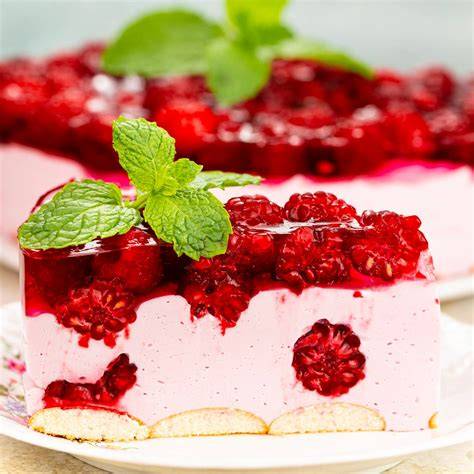 Tematska fotografija lahke jogurtove torte z malinami