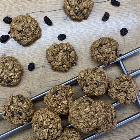 Različni ovseni piškoti z dodatki, kot so čokolada, oreščki in sadje.