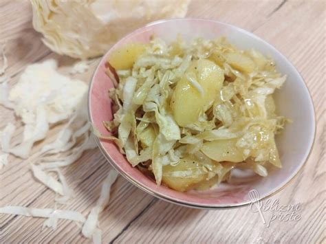 Pripravljen krožnik dušenega kislega zelja s krompirjem in vegansko zaseko