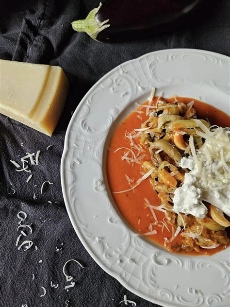 Pripravljen krožnik zelja s paradižnikovo omako