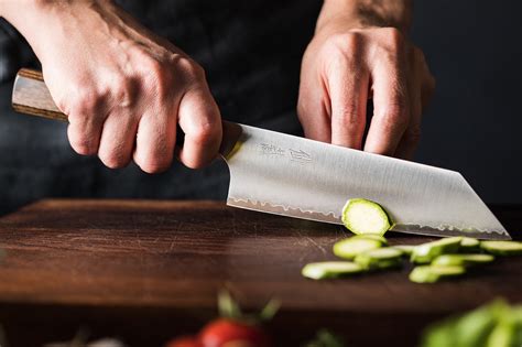 fotografija torte, ki se reže z vročim nožem, z gladkim rezom