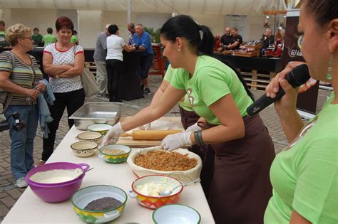 Prerez Prekmurske gibanice s plastmi testa in nadevov